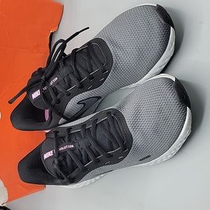 f Nike Revolution 5  in Psychic Pink/Dark Grey Size 10
